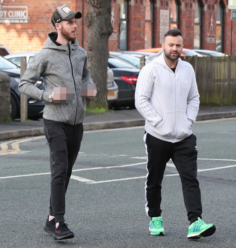 Man Utd star De Gea jokingly sticks his fingers up at Aguero after seeing City rival at Italian restaurant in Hale