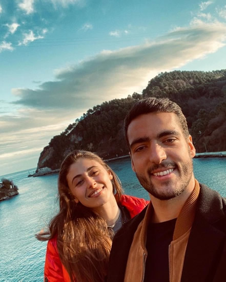 Ex-Newcastle star Mikel Merino lifts stunning girlfriend Lola for weight training during self isolation