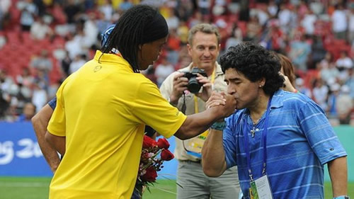 Maradona: Ronaldinho isn't a criminal, he went to Paraguay to work