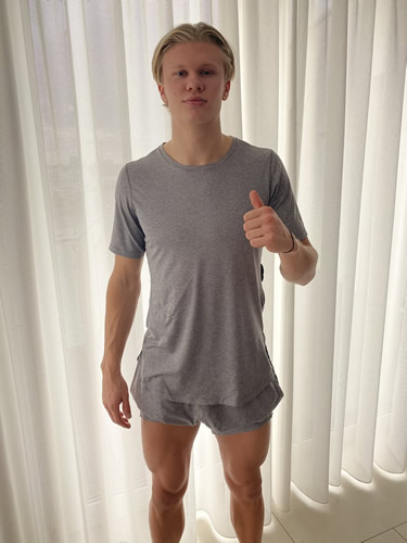 Erling Haaland shows off his insanely muscular legs in Borussia Dortmund injury update