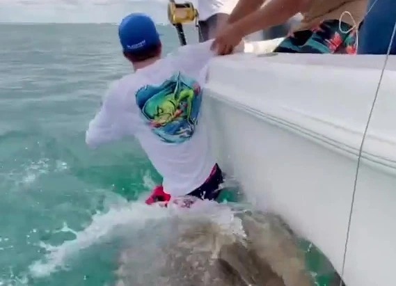 Christian Pulisic fall off boat onto huge fish while juggling ball as Jadon Sancho trolls Chelsea star