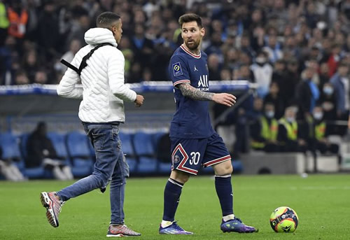 Lionel Messi hugged by pitch invader as fan evades security and ruins PSG attack
