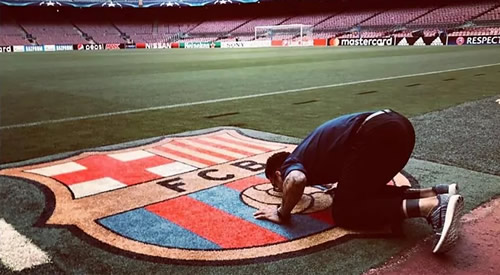 Dani Alves celebrates Barcelona return