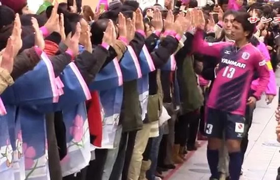 Liverpool star Minamino held Guinness World Record for most high-fives in a minute and wants to replicate it with fans