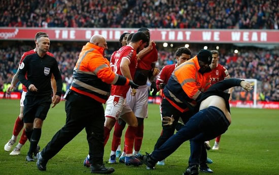 Leicester fan runs onto pitch and throws punches at Nottingham Forest players after goal