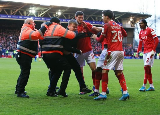 Leicester fan runs onto pitch and throws punches at Nottingham Forest players after goal