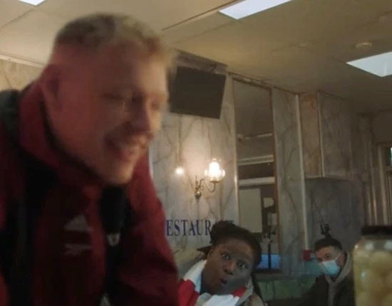 Aaron Ramsdale crack up with laughter trying to shoot advert with David Seaman for Arsenal's local chip shop
