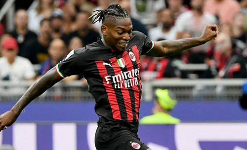 AC Milan coach Pioli reveals contract talks for Chelsea target Leao