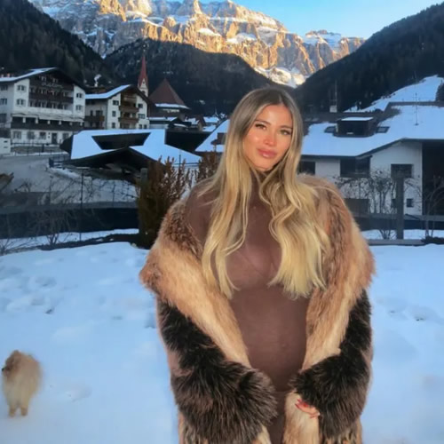 LEOTTA LOVE：前英超明星的迷人妻子在滑雪度假期间穿着透明服装惊艳粉丝