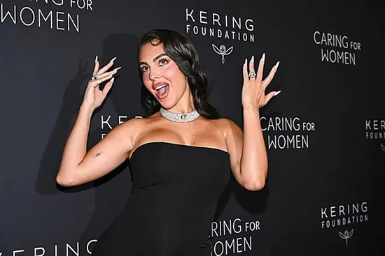 克里斯蒂亚诺·罗纳尔多在32岁生日为乔