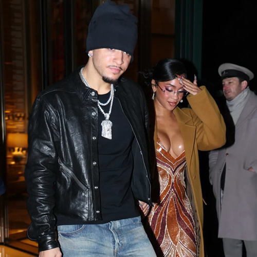 来自巴黎的爱：杰登·桑乔和萨维蒂在巴黎红毯上光彩照人