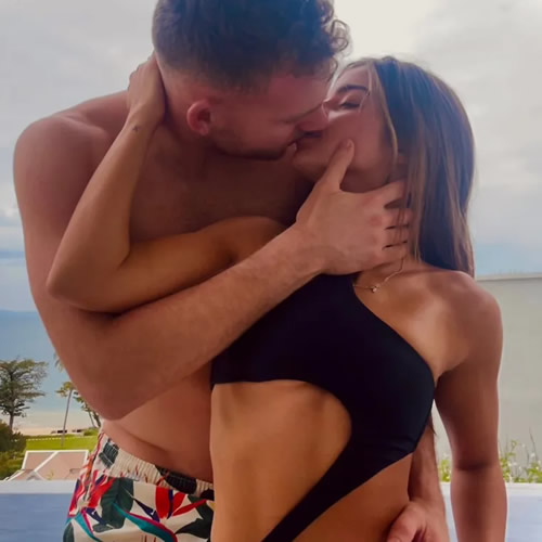 阿森纳足总杯对手在欧洲歌唱大赛舞台上偶遇明星基雷尔后，与她喜结连理。