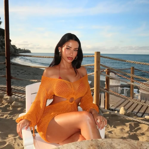 贝灵厄姆女友卡斯特罗身穿红色比基尼海滩照惊艳粉丝