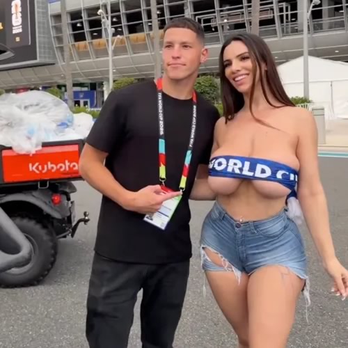 意大利成人女星因大胆的世界杯着装引发